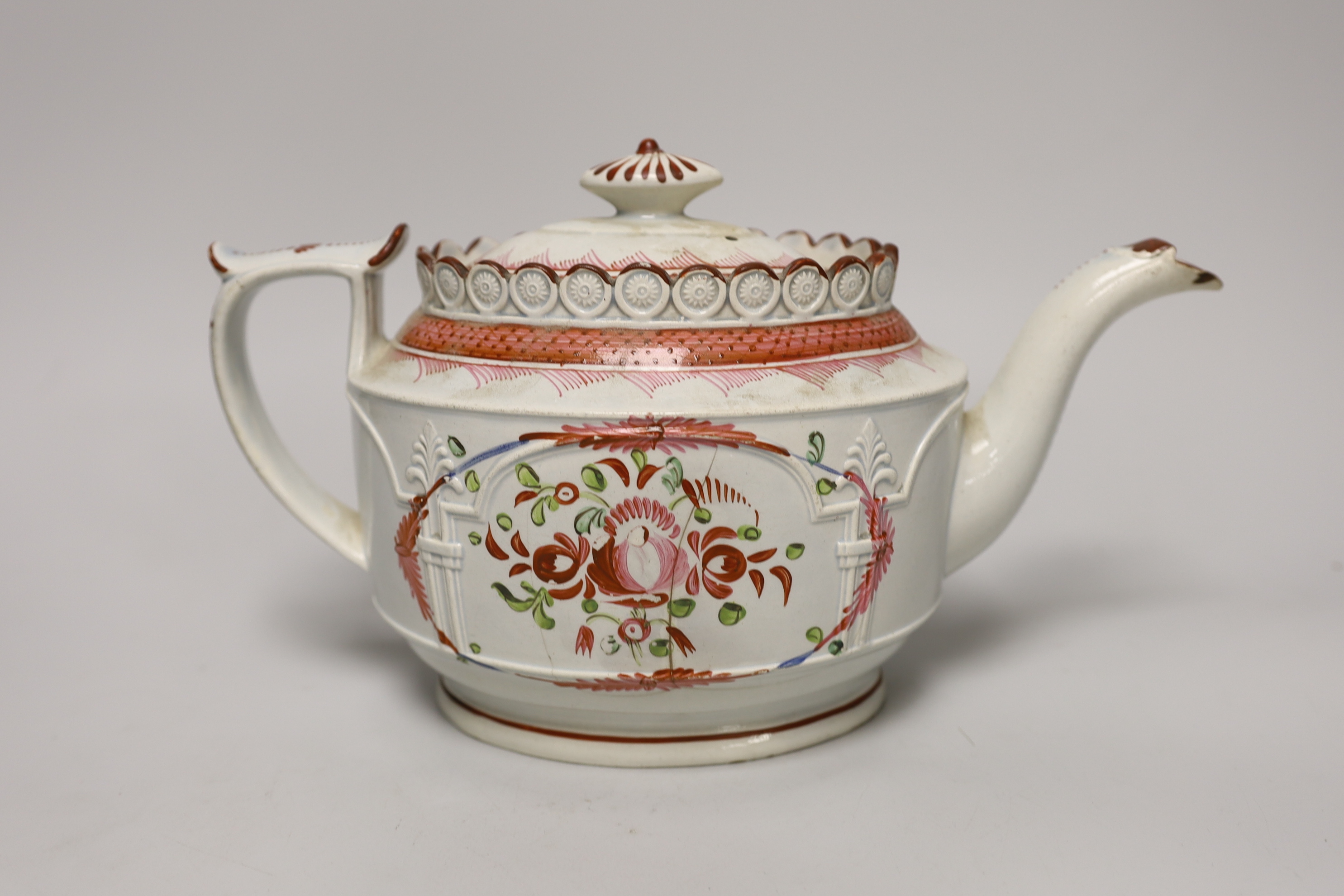 A late 18th century pearlware teapot and a set of four small Chinese tea bowls, teapot 28cm long